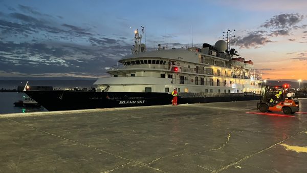 Puerto de Arica atiende al crucero Island Sky