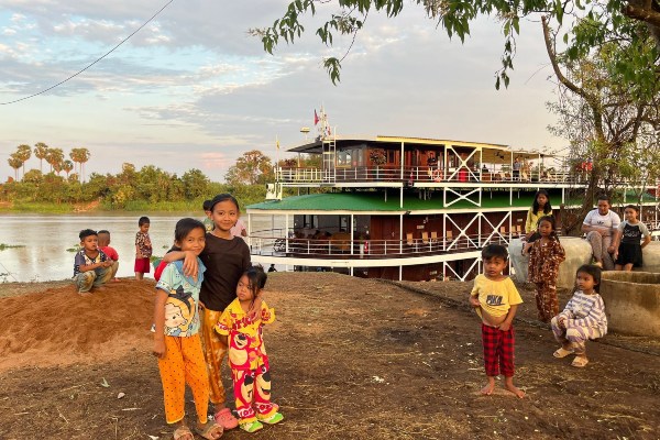 RV Indochina Pandaw atraca en pequeño pueblo de Preak Sala