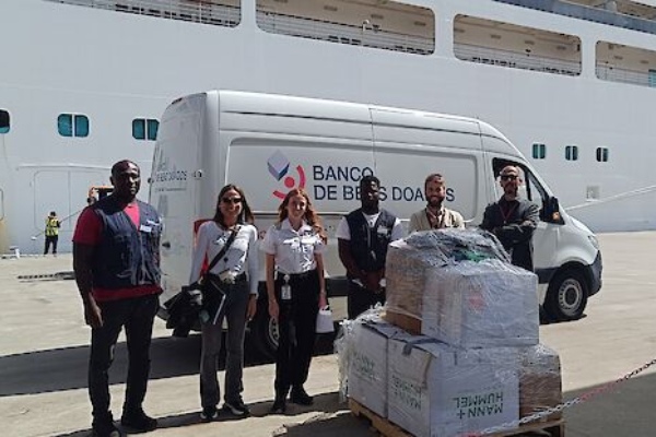 Pasajeros del Arcadia realizan donación en Lisboa