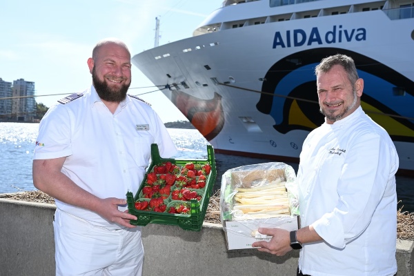Espárragos y frutillas alemanas se sirven a bordo de barcos de AIDA Cruises