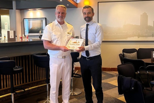 MS Europa recibe honores en primera recalada a Cagliari