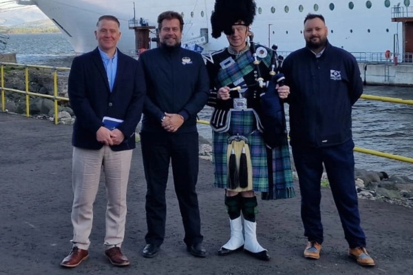 Gaiteros reciben al MSC Preziosa al marcar hito con llegada a Greenock