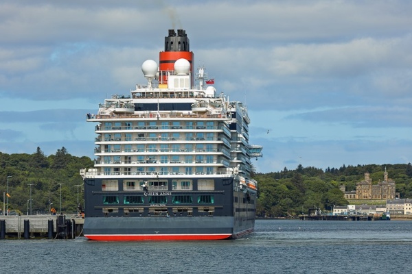 Queen Anne hace histórica visita a Stornoway gracias a inversión para recibir grandes cruceros