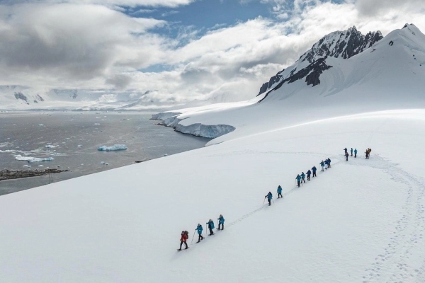 Swan Hellenic devela aventuras inolvidables con raquetas de nieve en la Antártida