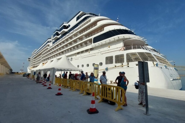 Seven Seas Splendor lleva a 1.200 personas a Castellón