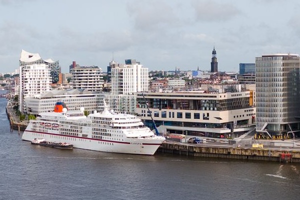 Buques pequeños de Hapag-Lloyd Cruises pasan por Hamburgo