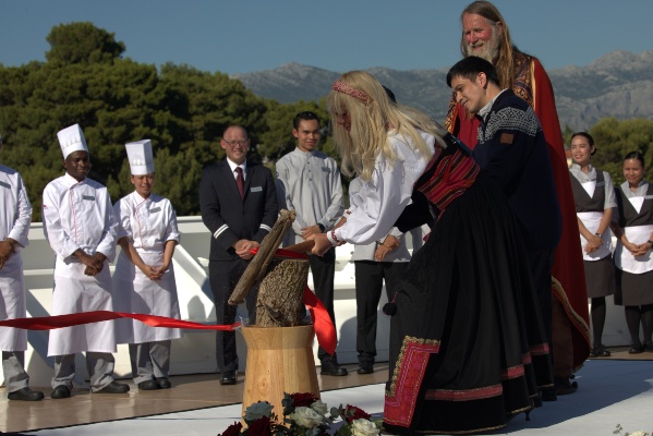 Viking Vesta es bautizado en ceremonia tradicional vikinga