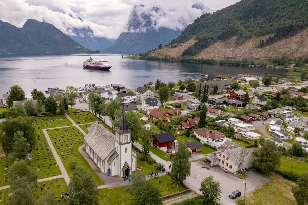 Hurtigruten presenta experiencias de "pueblos abiertos" en remota costa noruega