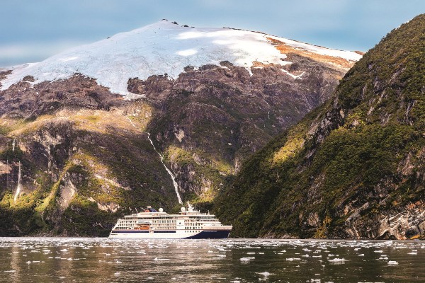Hapag-Lloyd Cruises invita a visitar fiordos chilenos, Antártida o Isla de Pascua en fiestas de fin de año