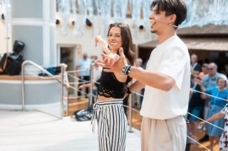 Pasajeros se entrenan con destacadas estrellas de Let's Dance