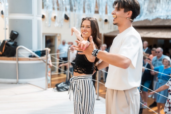 Pasajeros se entrenan con destacadas estrellas de Let's Dance