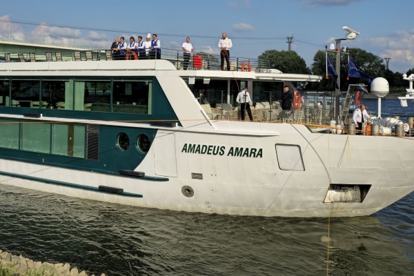 Bautizan Amadeus Amara para 164 pasajeros