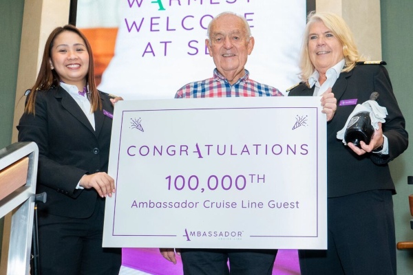 Ambassador celebra a su pasajero número 100 mil en el Ambience
