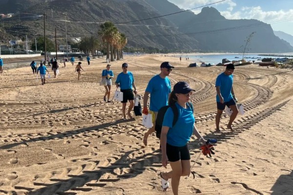 P&O Cruises participa en jornada de limpieza de playas junto a Autoridad Portuaria de Tenerife