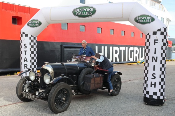 Hurtigruten traslada autos clásicos por la costa noruega
