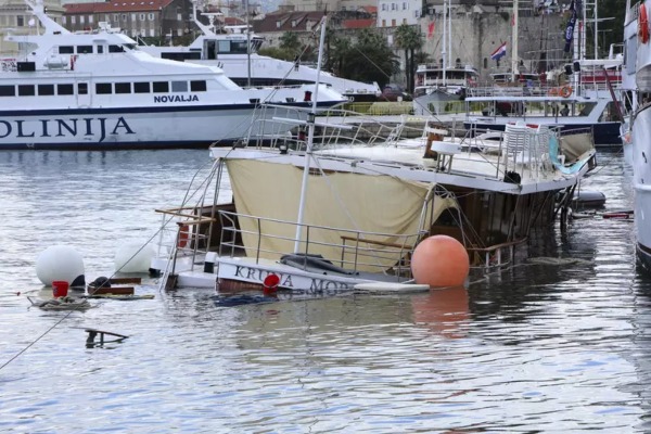 Un yate hundido y daños en barcos de Jadrolinija y Marella deja tormenta en Split