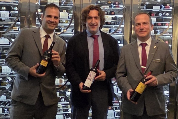 Pasajeros de The World prueban vinos en paso por España