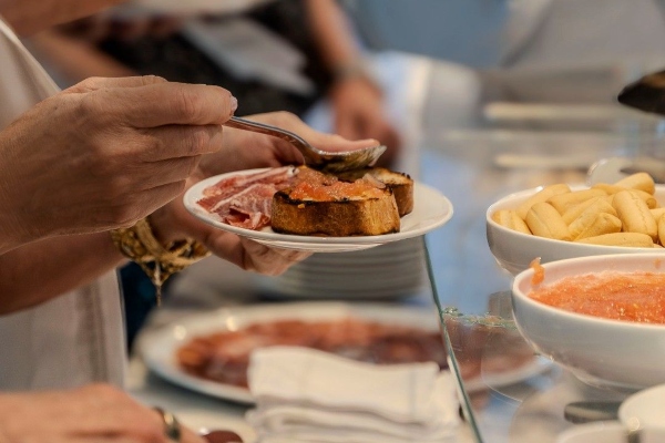 Residentes de The World degustan Pata Negra en España