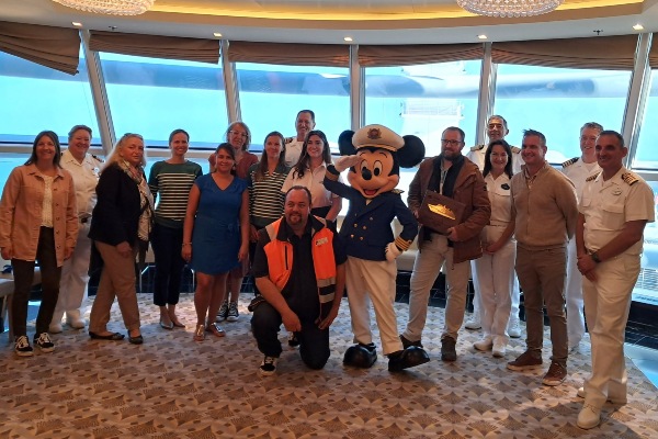 Disney Fantasy y Mein Schiff 2 arriba a Cherburgo por primera vez