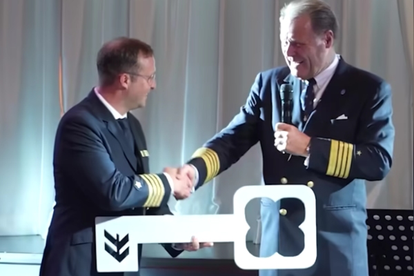 Hapag-Lloyd Cruises realiza ceremonia simbólica de entrega del mando del MS Europa