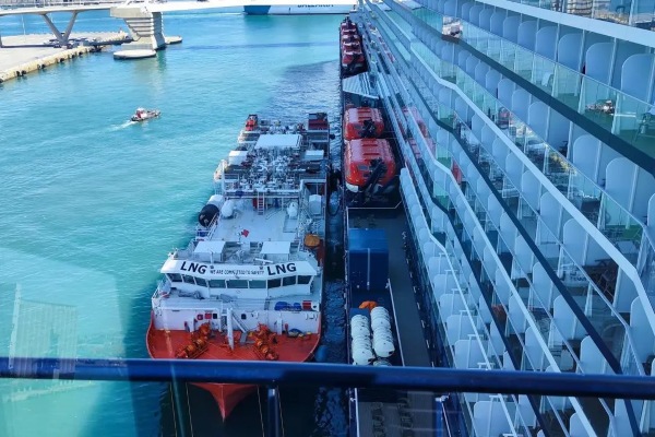 Mein Schiff es el primer crucero en recibir bioGNL en Barcelona