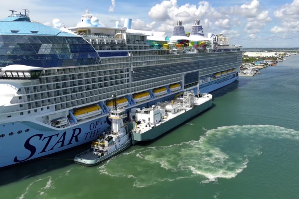 Star of the Seas se prepara con miras a viaje inaugural con primer abastecimiento de GNL en puerto