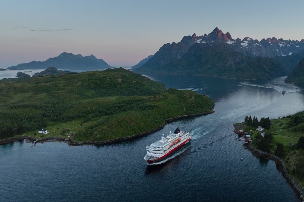 Hurtigruten lanza primer folleto de viajes nórdicos con oferta de reserva anticipada