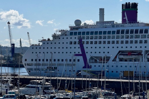 Buque de Ambassador lleva 1.400 turistas por primera vez a La Coruña