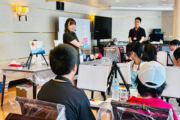 Organizan evento de pintura a bordo del Asuka II en Puerto de Otaru