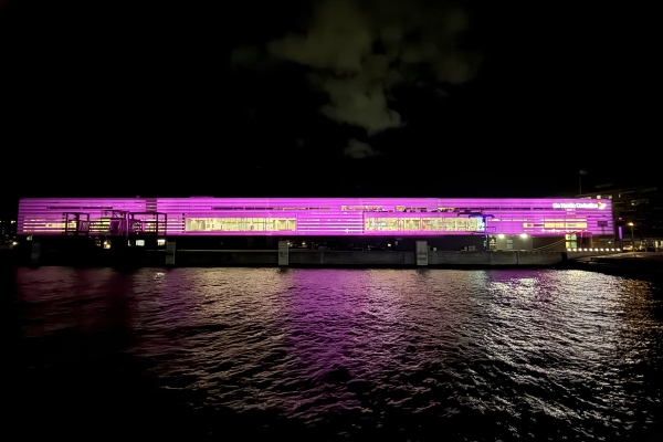 Terminal de Go Nordic Cruiseline en Copenhague se tiñe de rosado por el cáncer de mama