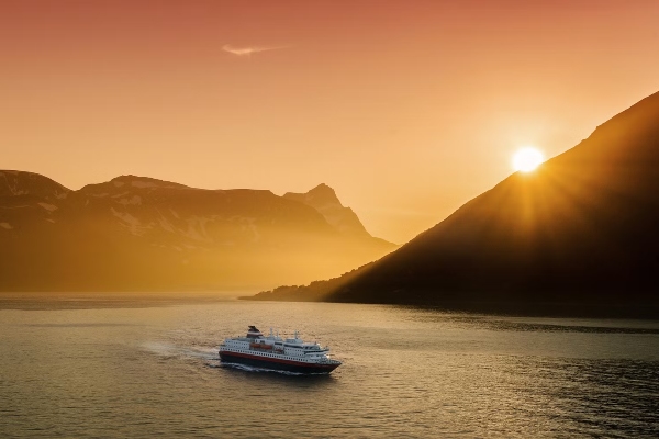 Hurtigruten lanza promoción de otoño tras fuerte crecimiento de reservas de verano
