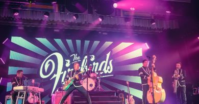 Costa y los Firebirds celebran el rock ‘n’ roll en alta mar