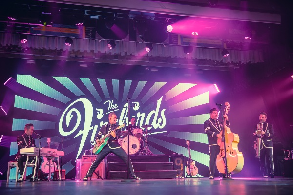 Costa y los Firebirds celebran el rock 'n' roll en alta mar