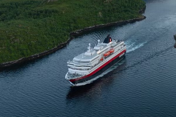 Hurtigruten prepara primer viaje climáticamente neutro con biocombustible puro