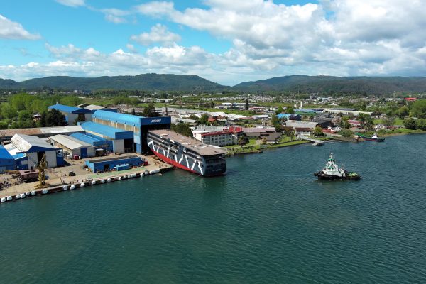 Asenav y Antarctica21 celebran botadura de primer crucero híbrido-eléctrico construido en Chile