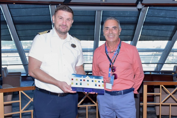 Valletta Cruise Port celebra intercambio de regalos por primera visita de nave de NCL