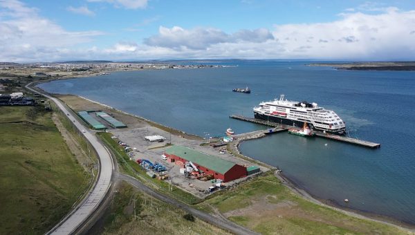 Terminal Marítimo Patagonia Sur recibe al moderno crucero MS Fridtjof Nansen en Puerto Natales