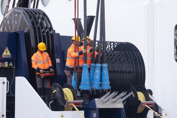 Explora Journeys recibe primer servicio de energía en tierra en Europa
