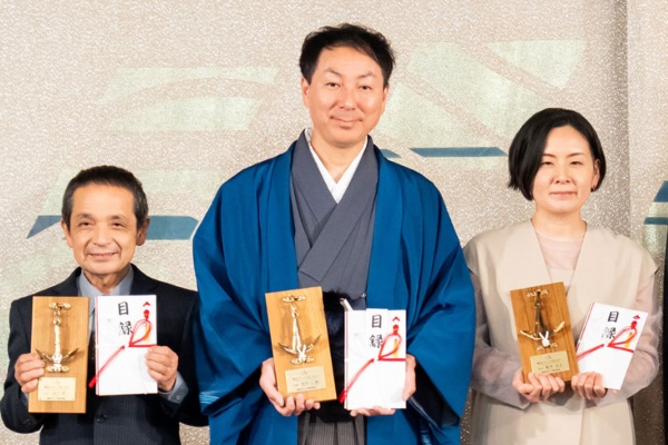 Premian a ganadores de concurso de artesanía Asuka