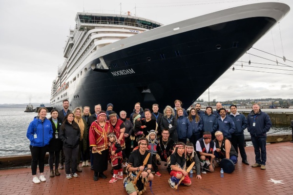 Noordam marca hito en Canadá y celebra con limpieza de playa