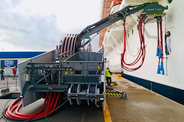 Con ayuda del MSC Seaview y un robot prueban nueva energía en tierra en La Spezia