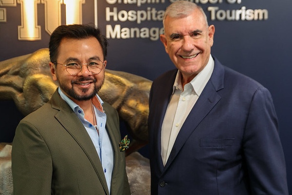 Líder de cruceros Larry Pimentel asesorará a Florida International University .