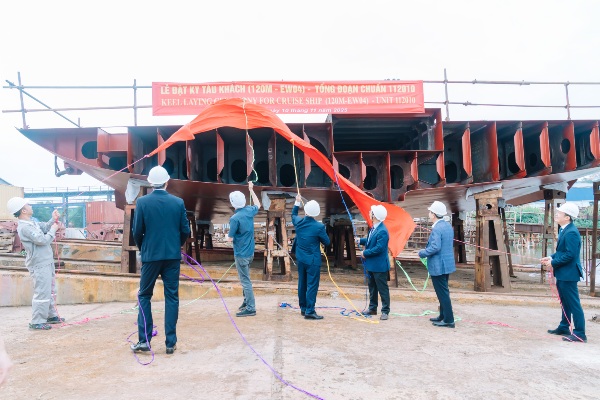 Realizan ceremonia de colocación de quilla del Emerald Raiya en Halong Bay