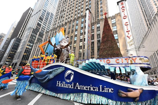Holland America Line presenta carro con temática de Alaska en desfile de Macy's