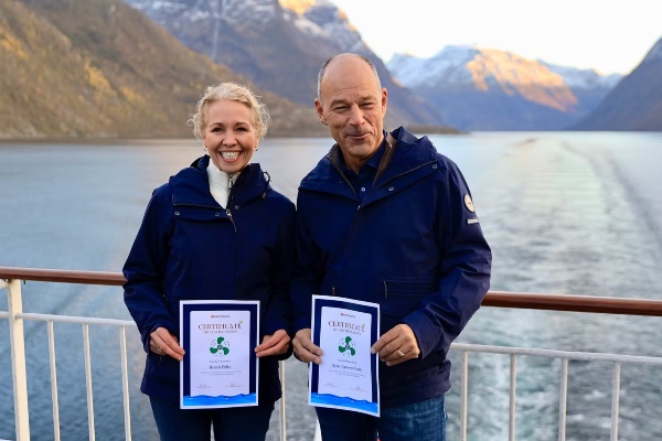 Hurtigruten zarpa en su primer viaje climáticamente neutro