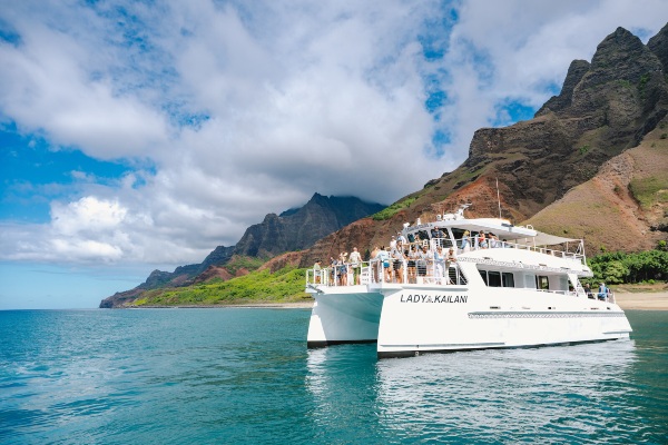 Kauai Sea Tours lanza primer catamarán de lujo en Costa de Na Pali