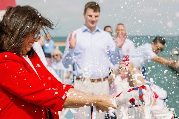Bautizan el American Pioneer en medio de su crucero inaugural