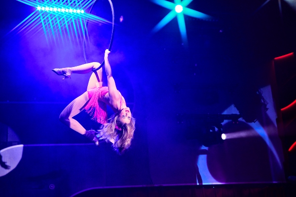 Virgin Voyages lleva entretenimiento a bordo a hoteles en tierra