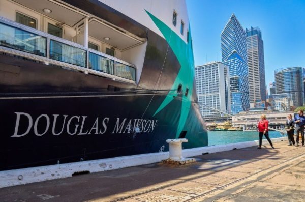 Bisnieta de Douglas Mawson rompe bloque de hielo para bautizar nuevo barco de expedición