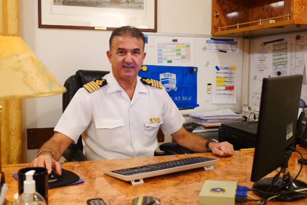 Capitán Kostas regresa al timón para viaje de primavera de 2026 de Semester at Sea